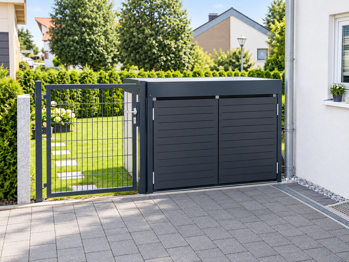 Anthrazitfarbene Einhausung mit Toranlage – ausgeführtes Projekt von Metallbau Hantke