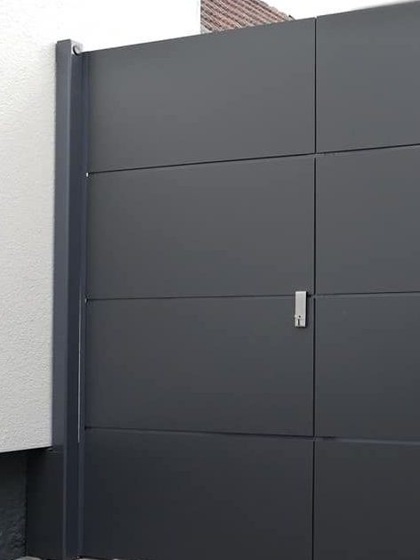 Verkleidetes Tor wie in einer Festung in Kirchheim unter Teck. Individuell gefertigt.