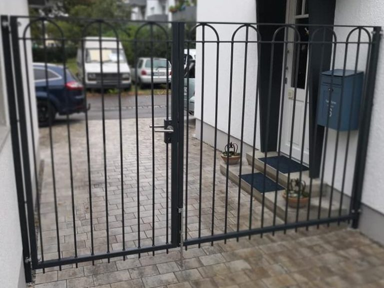 Stahltor in Kirchheim unter Teck. Individuell gefertigt.
Verzinkt und pulverbeschichtet